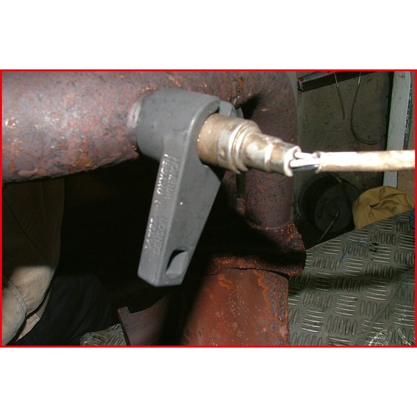 Abbildung eines Sauerstoffsensors an einem Auspuffrohr.