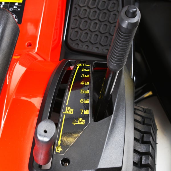 Detailansicht der Bedienelemente eines Rasentraktors zur Einstellung der Schnitthöhe.