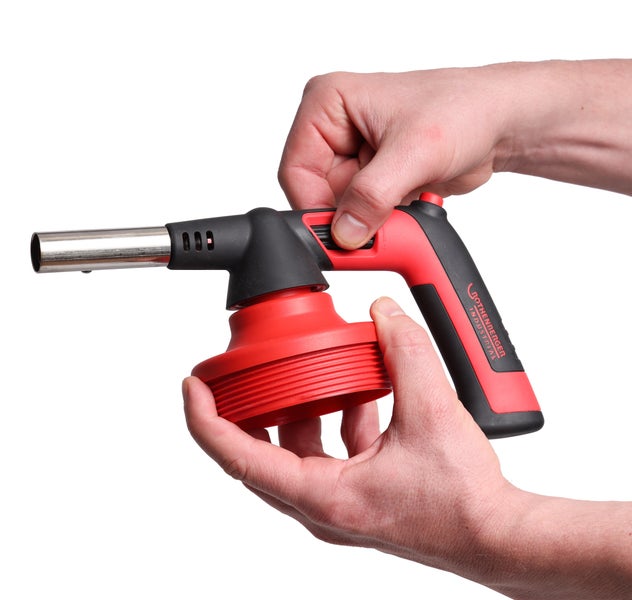 Beet mit winterhartem Edel-Wermut und anderen Pflanzen