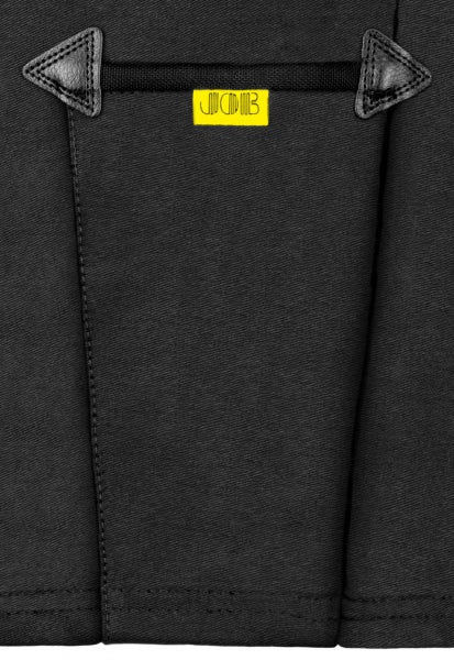 Detailansicht schwarzer Arbeitskleidung mit verstärkter Schlaufe, Lederbesatz und JCB Logo.
