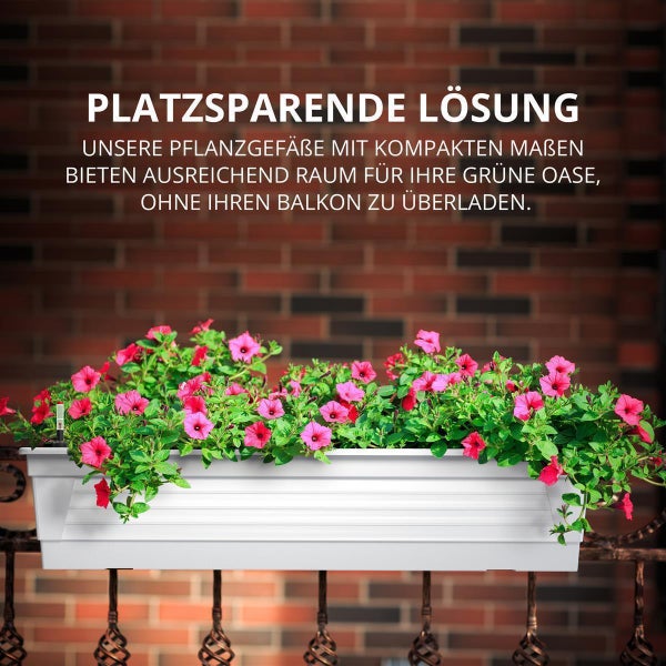 Platzsparender weißer Balkonkasten mit rosa Blumen vor einer Ziegelwand.