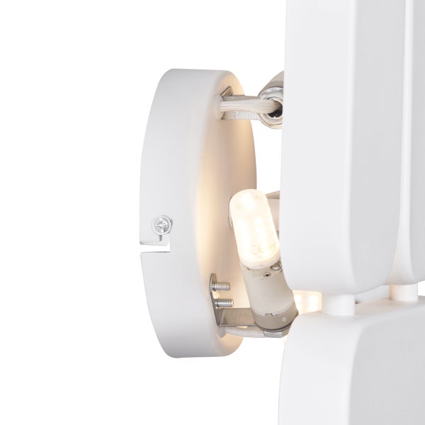 Detailaufnahme einer weißen Leuchte mit Glühbirne