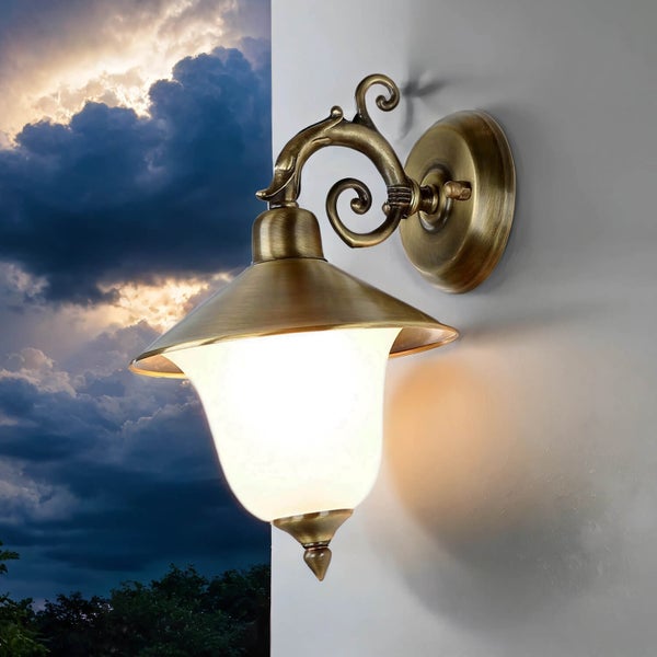 Wandleuchte im klassischen Stil mit geschwungenen Elementen und Lampenschirm