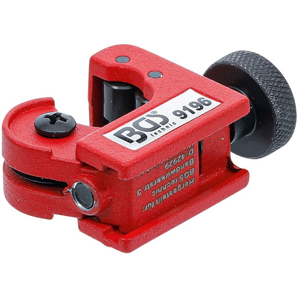 Roter Mini-Rohrabschneider BGS technic 9196 aus Metall mit schwarzem Drehknauf für Kupfer- und Messingrohre.