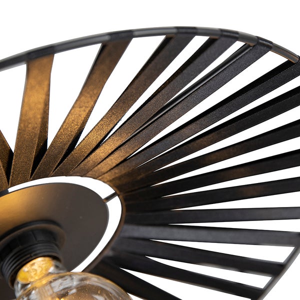 Detailansicht eines Lampenschirms mit fächerförmig angeordneten Lamellen und Leuchtmittel.