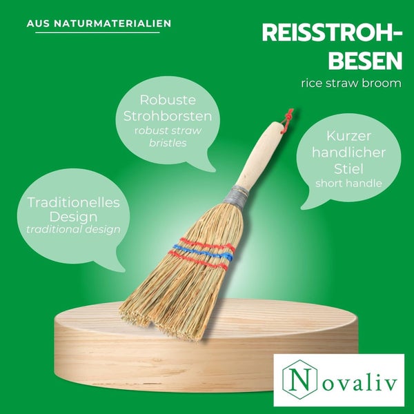 Novaliv Reisstrohbesen aus Naturmaterialien mit kurzem Holzstiel, robusten Strohborsten und traditionellem Design. Novaliv Logo.