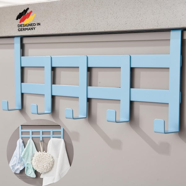 Hellblaue Metall-Hakenleiste für Schranktüren mit 5 Haken, im Gebrauch mit Handtüchern und Badeschwamm dargestellt, Entworfen in Deutschland.