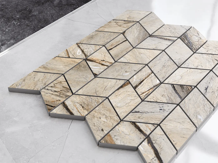 Mosaikfliese aus Naturstein mit geometrischem Chevron-Muster und strukturierter Marmorierung.