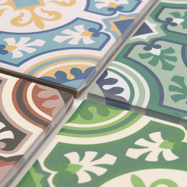 Set mit gemusterten quadratischen Fliesen im mediterranen Stil mit floralen und geometrischen Ornamenten.