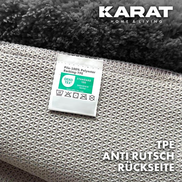 Detailansicht eines Teppichs mit Anti-Rutsch-Rückseite, Pflegeetikett und OEKO-TEX Siegel.