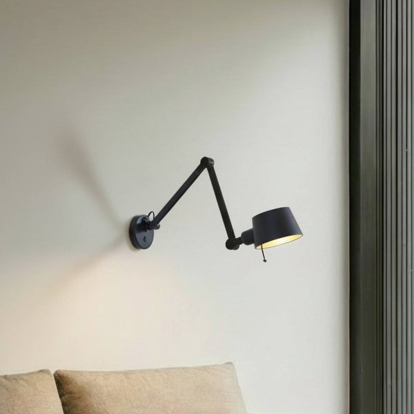 Schwenkbare Wandleuchte mit Lampenschirm