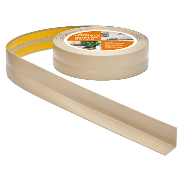 Selbstklebende, flexible Weichsockelleiste von Quest auf der Rolle zur einfachen Montage an Wand und Boden.