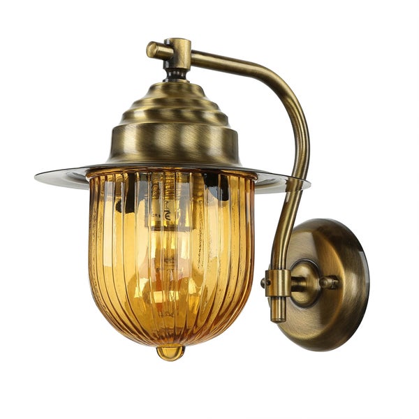 Wandleuchte im klassischen Stil mit einem Lampenschirm aus geriffeltem Glas