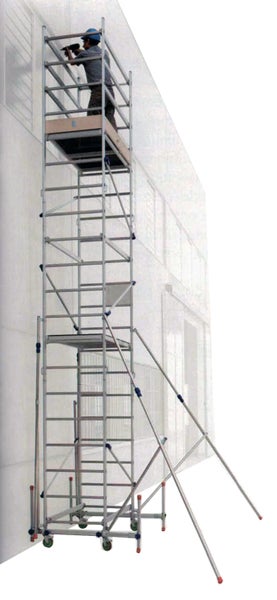 Fahrgerüst mit Arbeiter bei Montagearbeiten an einer Hauswand.