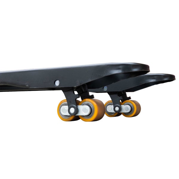 Nahaufnahme der schwarzen Gabelzinken eines Hubwagens mit orangefarbenen Tandem-Lastrollen.