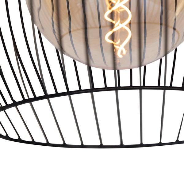 Detailaufnahme einer schwarzen Pendelleuchte mit einer klaren Glühbirne in einem Metallkäfig