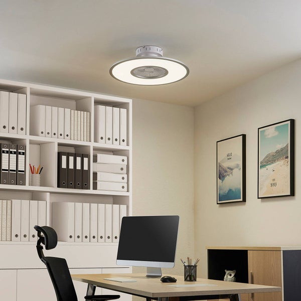 Moderner runder Deckenventilator mit LED-Licht in einem hellen Homeoffice mit Schreibtisch und weißem Regal.