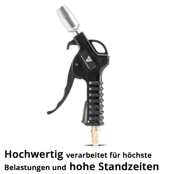 Schlafzimmer mit Bett, Nachttisch, Lampe und Wandpaneelen