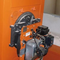 Detailansicht eines Öl- oder Gasbrenners montiert an einem Heizkessel
