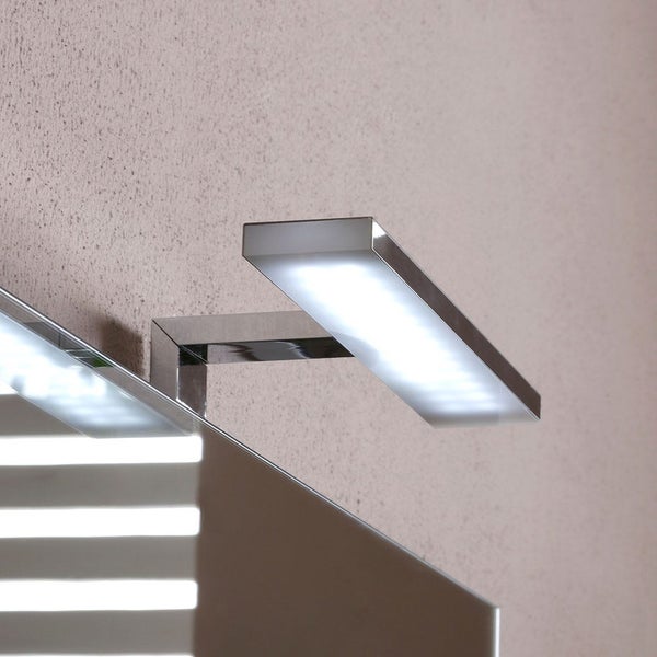 Nahaufnahme einer LED-Spiegelleuchte zur Badezimmerbeleuchtung.