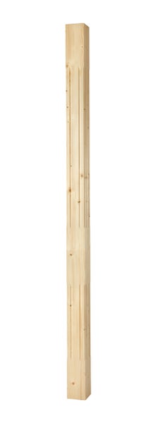 Quadratischer Holzpfosten aus Nadelholz mit dekorativen gefrästen Längsnuten und sichtbarer Holzmaserung.
