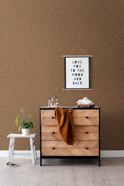 Dekoratives Zimmer mit gemusterter Tapete, Kommode und Wandbild