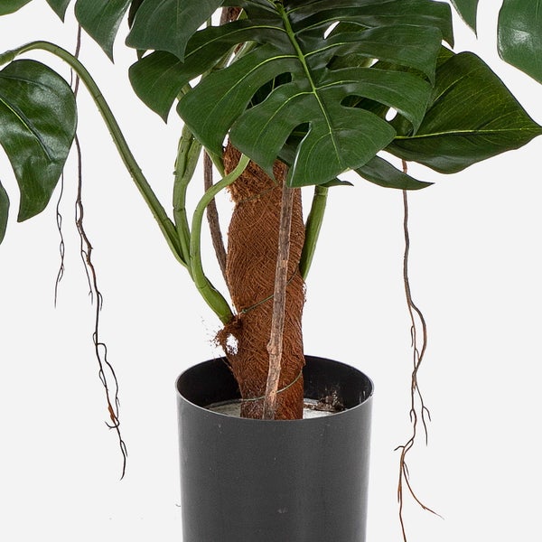 Künstliche Pfingstrosenknospe in Hellrosa mit grünem Stiel und grünen Blättern.