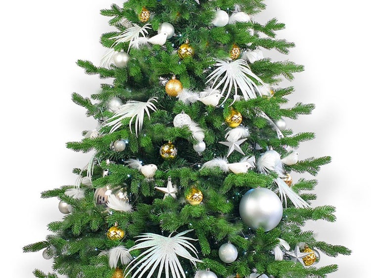 Geschmückter künstlicher Weihnachtsbaum mit silbernen und goldenen Kugeln, Sternen und Deko-Vögeln als festliche Weihnachtsdekoration.