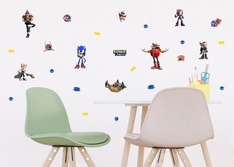 Wandtattoo-Set Sonic Prime mit verschiedenen Charakteren wie Sonic und Doktor Eggman über einem Kinderschreibtisch.
