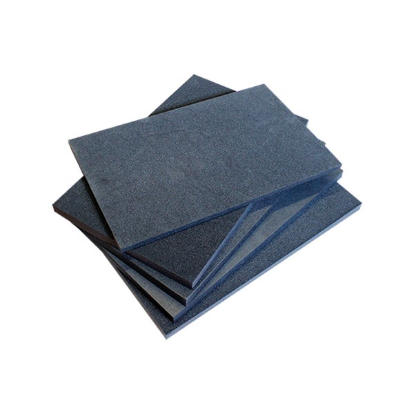 Stapel aus dunkelgrauen, rechteckigen Schaumstoffplatten, geeignet als Dämmmaterial oder Verpackungsschutz.
