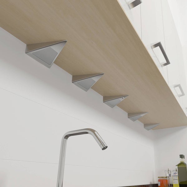 Dreieckige LED-Unterbauleuchten aus Metall unter einem Holzregal in einer hellen, modernen Küche über einem Spülbecken.