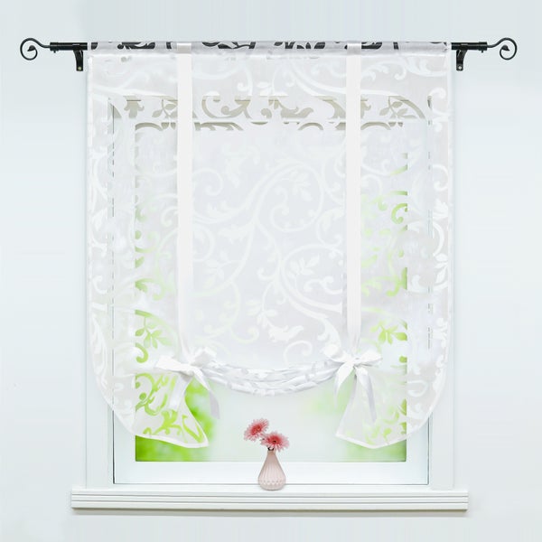 Dekoratives Fenster mit Raffrollo und Blumen in Vase