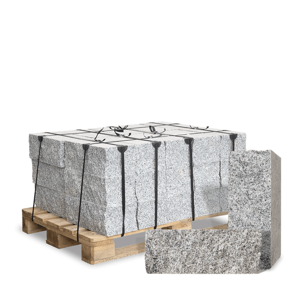 Granit-Mauersteine, gespaltene Oberfläche, grau, auf Holzpalette gestapelt und mit Bändern gesichert.