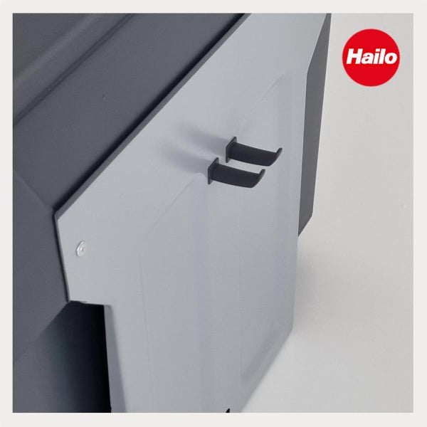 Detailansicht eines Hailo Abfalltrennsystems mit Frontblende und zwei integrierten Haken für Küchenutensilien.