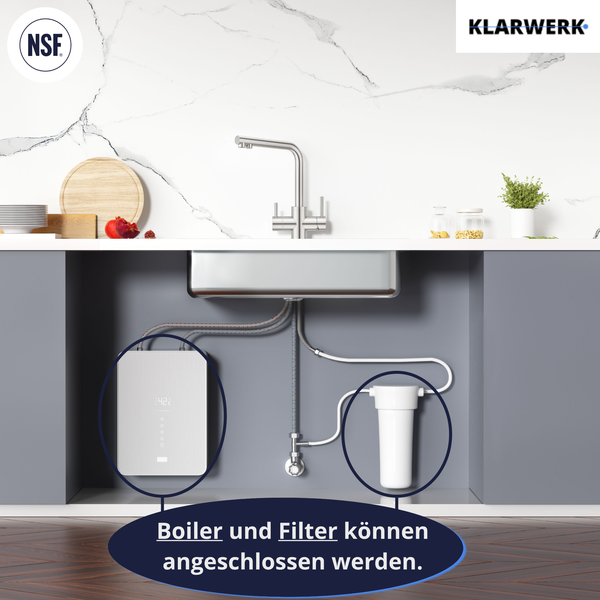 Küchenspüle mit Armatur und darunter installiertem Warmwasserboiler sowie Wasserfilter. Klarwerk Logo. NSF-Zertifizierung.