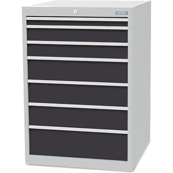 Hände montieren eine Aluminiumprofilleiste an einem Möbelstück