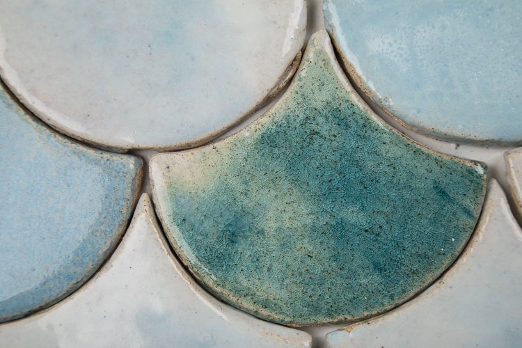 Nahaufnahme von Keramikfliesen in Fächerform