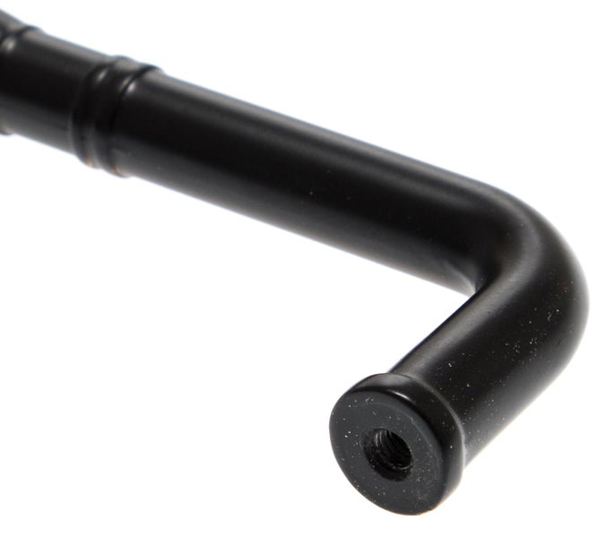 Detailaufnahme eines schwarzen Möbelgriffs