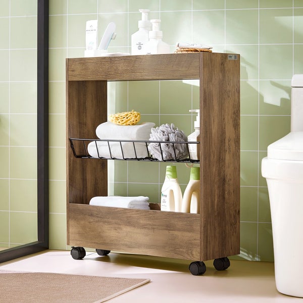 Badezimmer Szene mit einem schmalen, hölzernen Badezimmerregal mit Rollen, das mit verschiedenen Badutensilien gefüllt ist.