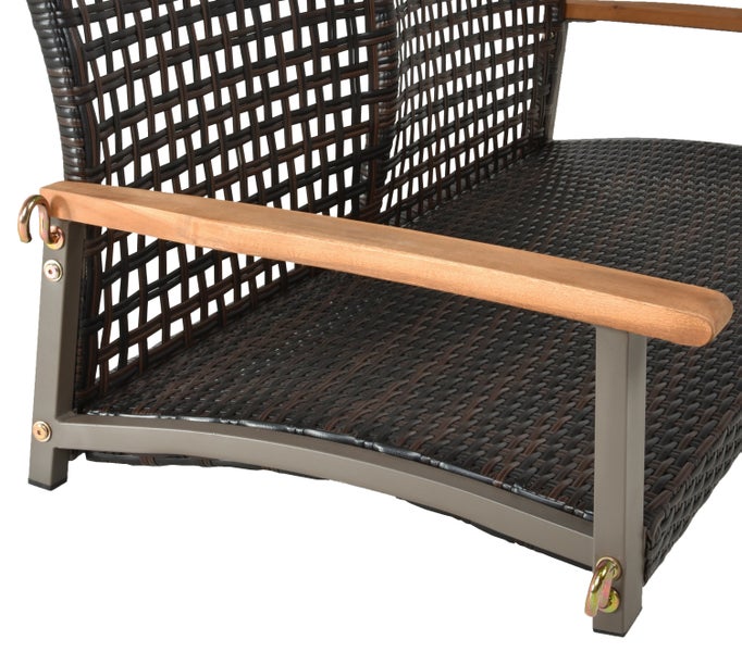 Nahaufnahme eines Gartenstuhls mit Polyrattan-Geflecht, einer Holzarmlehne und einem grauen Metallrahmen.