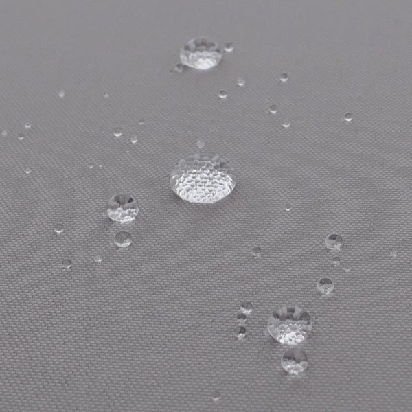 Wassertropfen auf wasserabweisendem Stoff mit Struktur.