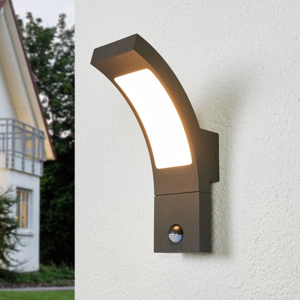 Lucande LED Wandleuchte außen Juvia mit Bewegungsmelder (spritzwassergeschützt (Modern) in Schwarz aus Aluminium (1 flammig, ) - Wandlampe für Außenwand/Hauswand Haus Terrasse und Balkon