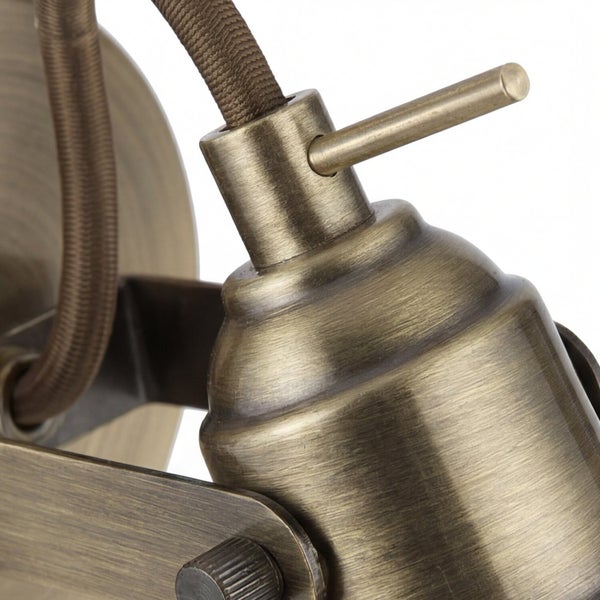 Nahaufnahme einer Wandleuchte im Retrodesign mit Textilkabel