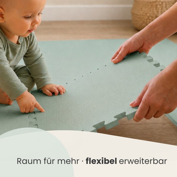 Kind spielt auf einer zusammensteckbaren Spielmatte für Babys, die flexibel erweiterbar ist.