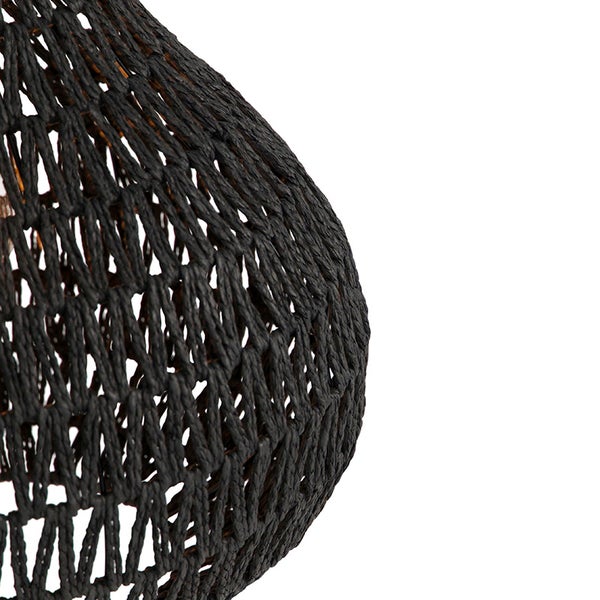 Nahaufnahme eines schwarz geflochtenen Lampenschirms aus Seil mit detaillierter Flechtstruktur und offenem Webmuster.