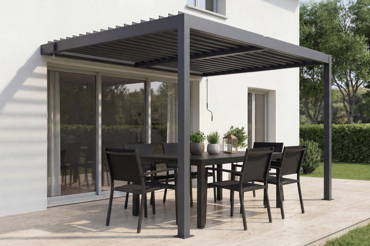 Terrasse mit Pergola, Gartentisch und Stühlen vor einem Wohnhaus