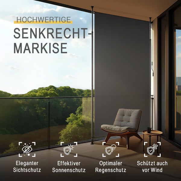 Graue Senkrechtmarkise auf modernem Balkon mit Loungesessel und Holztisch, dient als Sichtschutz, Sonnenschutz, Regenschutz und Windschutz.