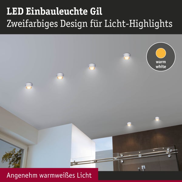 Sechs zweifarbige LED Einbauleuchten Gil an einer weißen Decke sorgen in einem modernen Raum für eine helle Atmosphäre mit warmweißem Licht.