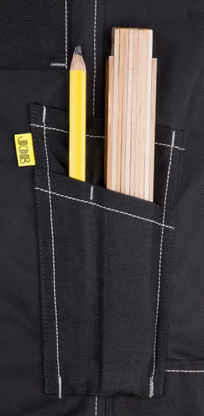 Detailansicht einer Tasche an einer schwarzen Arbeitshose mit einem Zimmermannsbleistift und einem Zollstock.