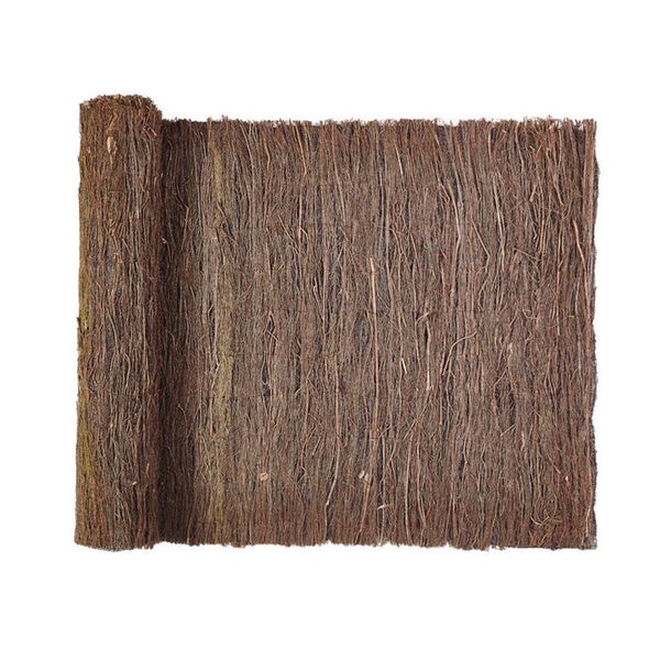 Blickschutzmatte aus Naturmaterialien, teilweise aufgerollt.